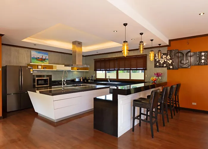 Extraordinary Courtyard 6Br Pool Villa Sri Suri, Naiharn