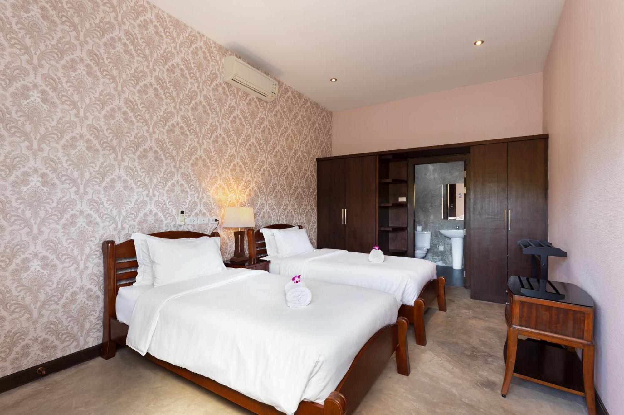 Extraordinary Courtyard 6br Pool Sri Suri, Naiharn וילה *