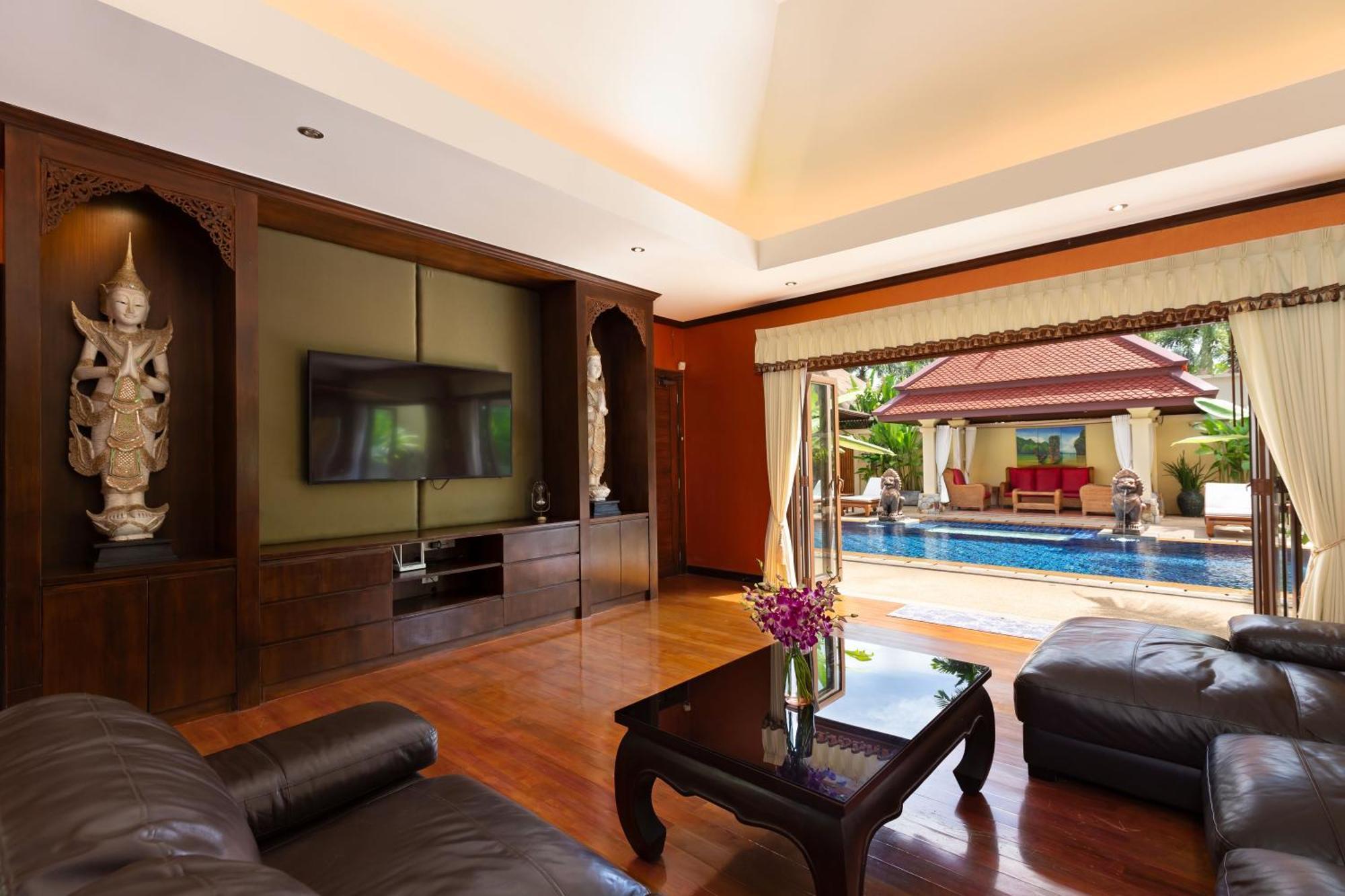 Extraordinary Courtyard 6br Pool Sri Suri, Naiharn וילה